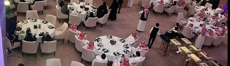 تجهيز العشاء — طاولات مستديرة مطلة