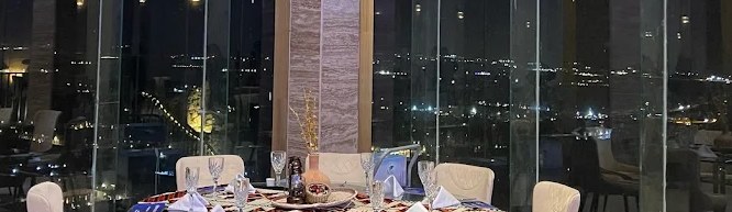 الإطلالة الجبلية عبر الواجهة الزجاجية